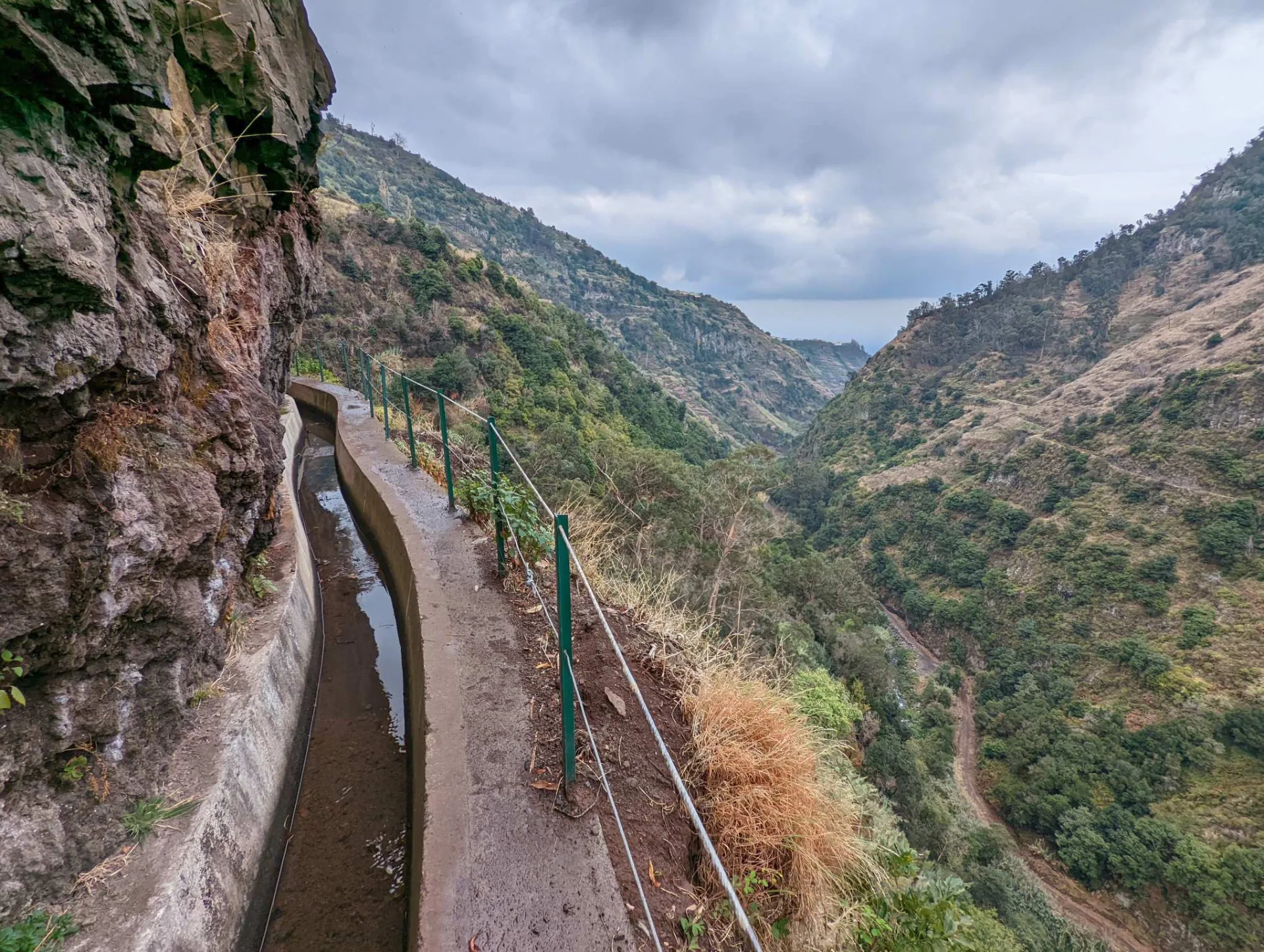 Levada-Pfad entlang der Felswand