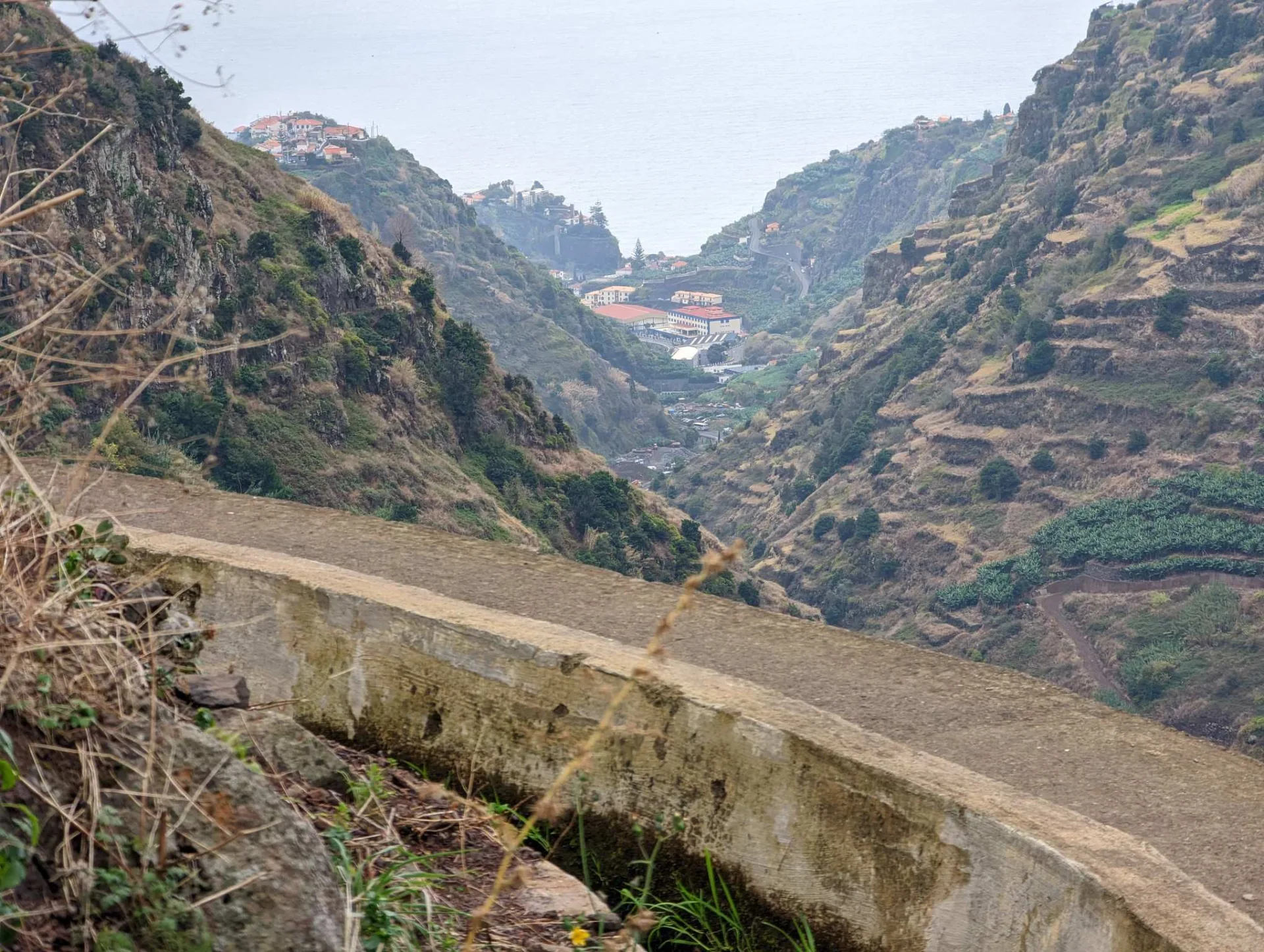 Levada hoch über dem Tal mit Blick zur Küste