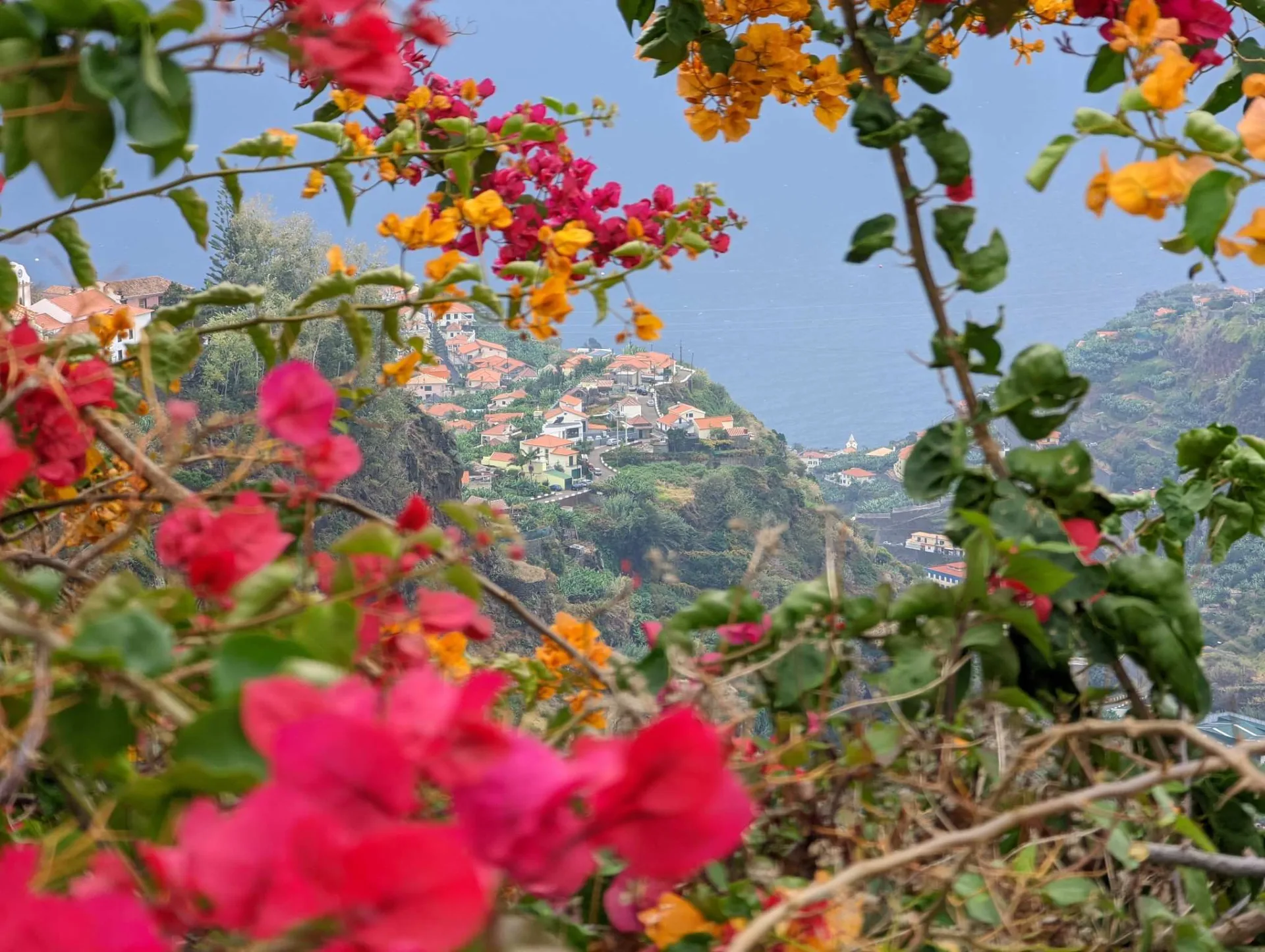 Bergdorf, gerahmt von Bougainvillea