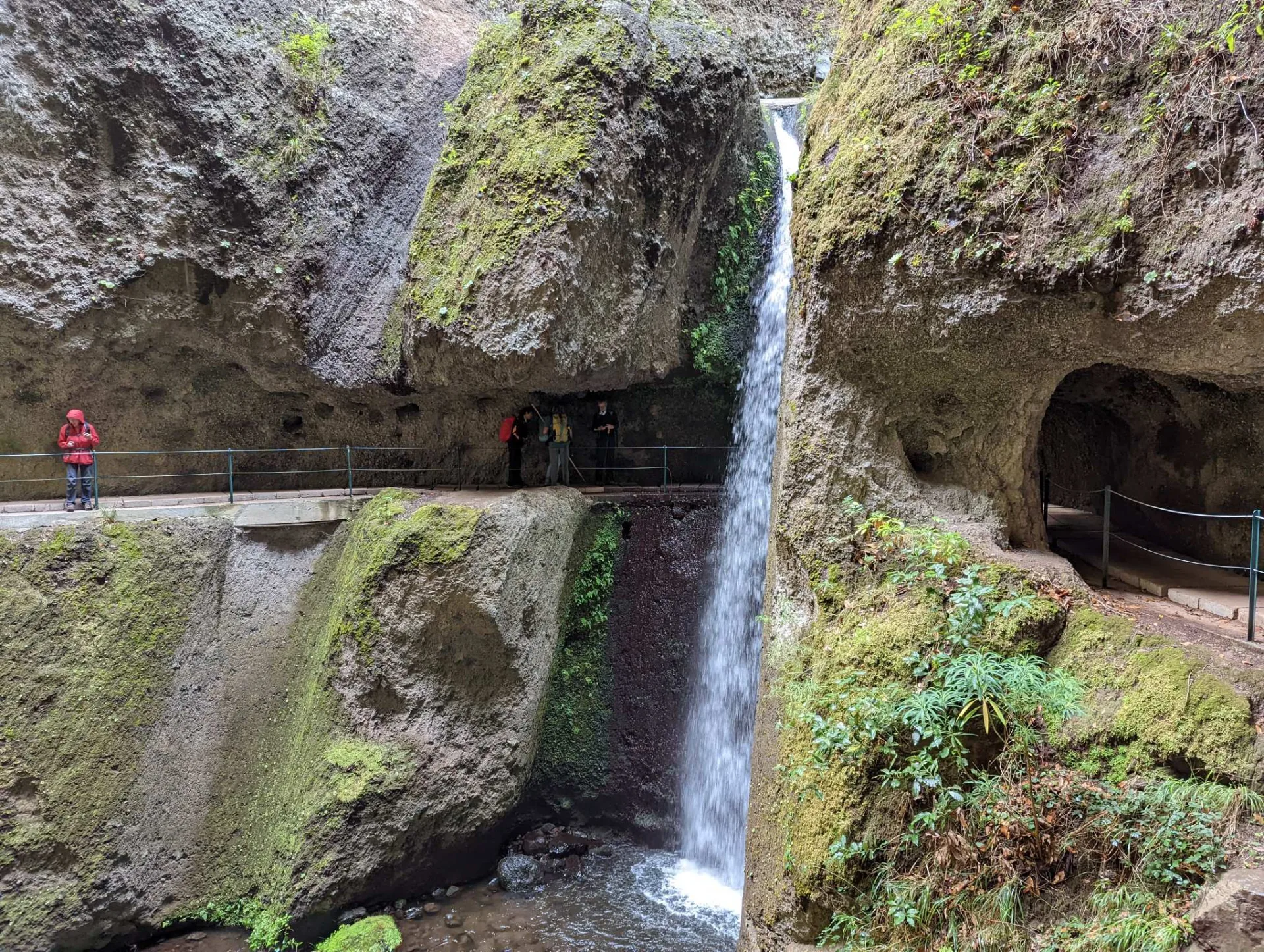 Wasserfall über dem in den Fels gehauenen Levada-Weg
