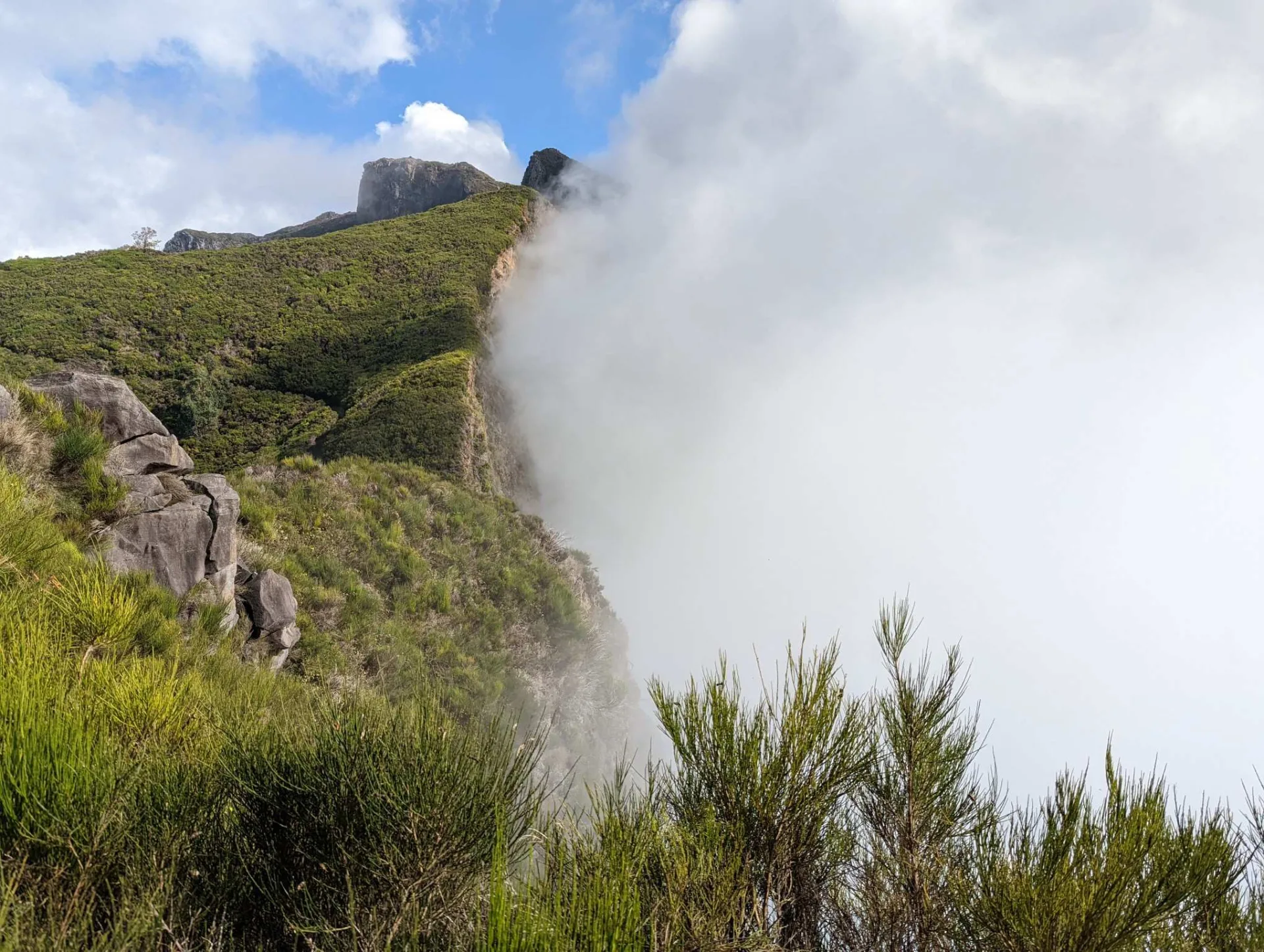 Wolken stürzen über den Bergkamm