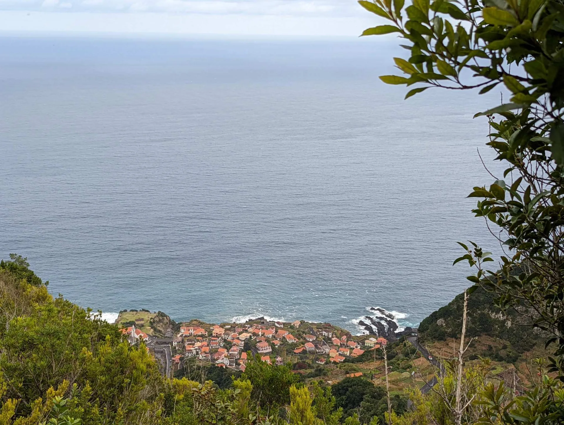 Tiefblick auf ein Küstendorf am Atlantik