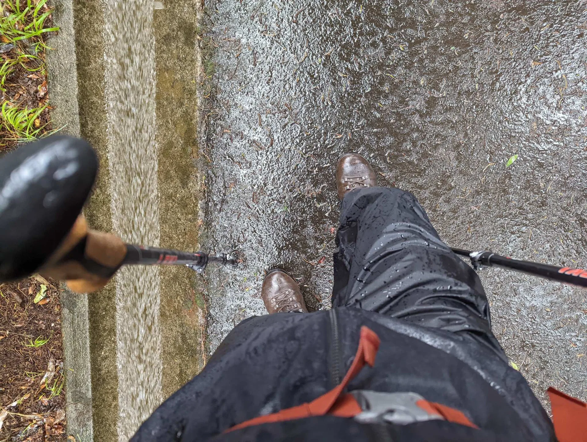 Nasse Stiefel und Stöcke an einem Regentag