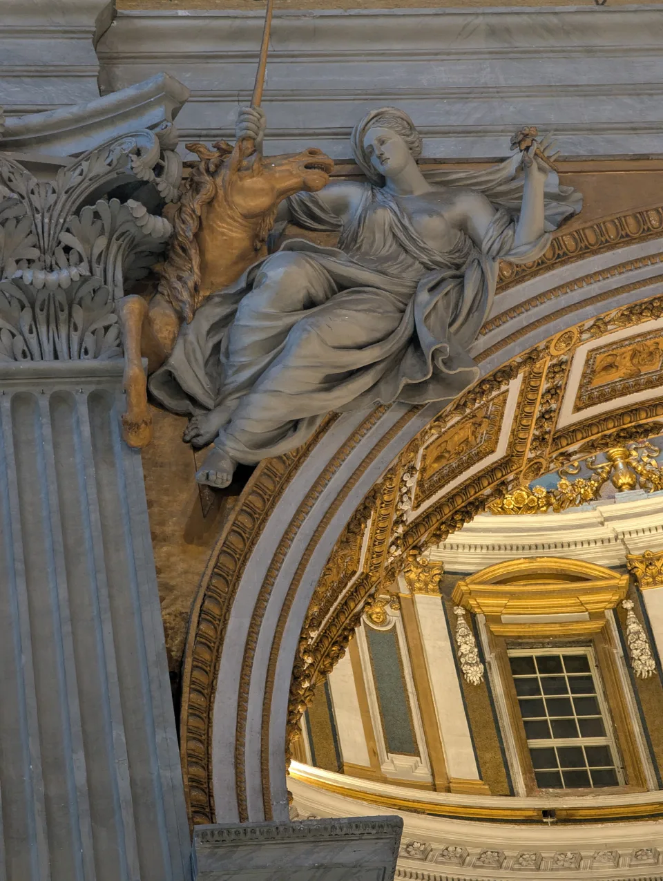 Marmorskulptur an Pfeiler und Kuppel im Petersdom