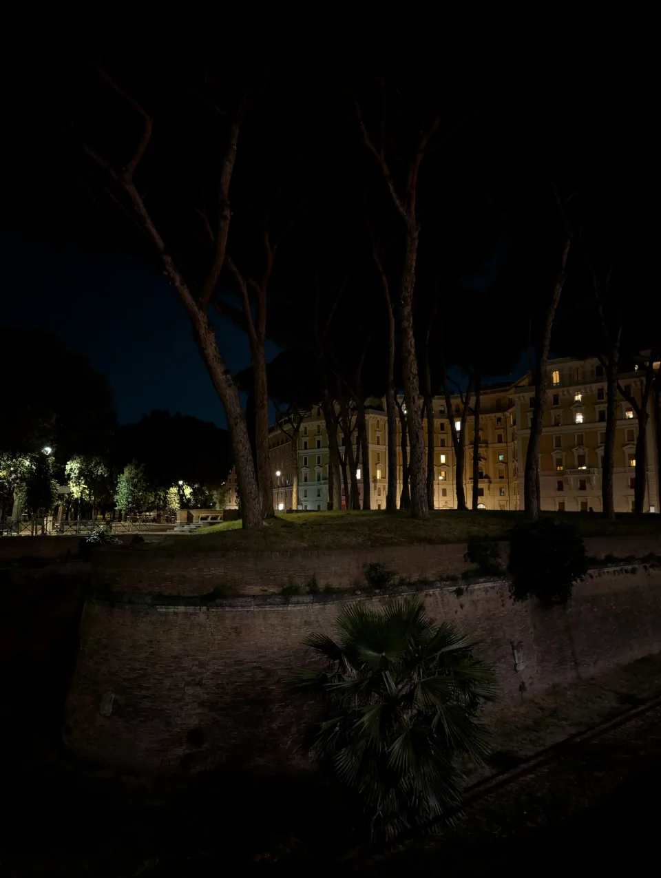 Pinien und Palazzo im Park nahe der Engelsburg, abends