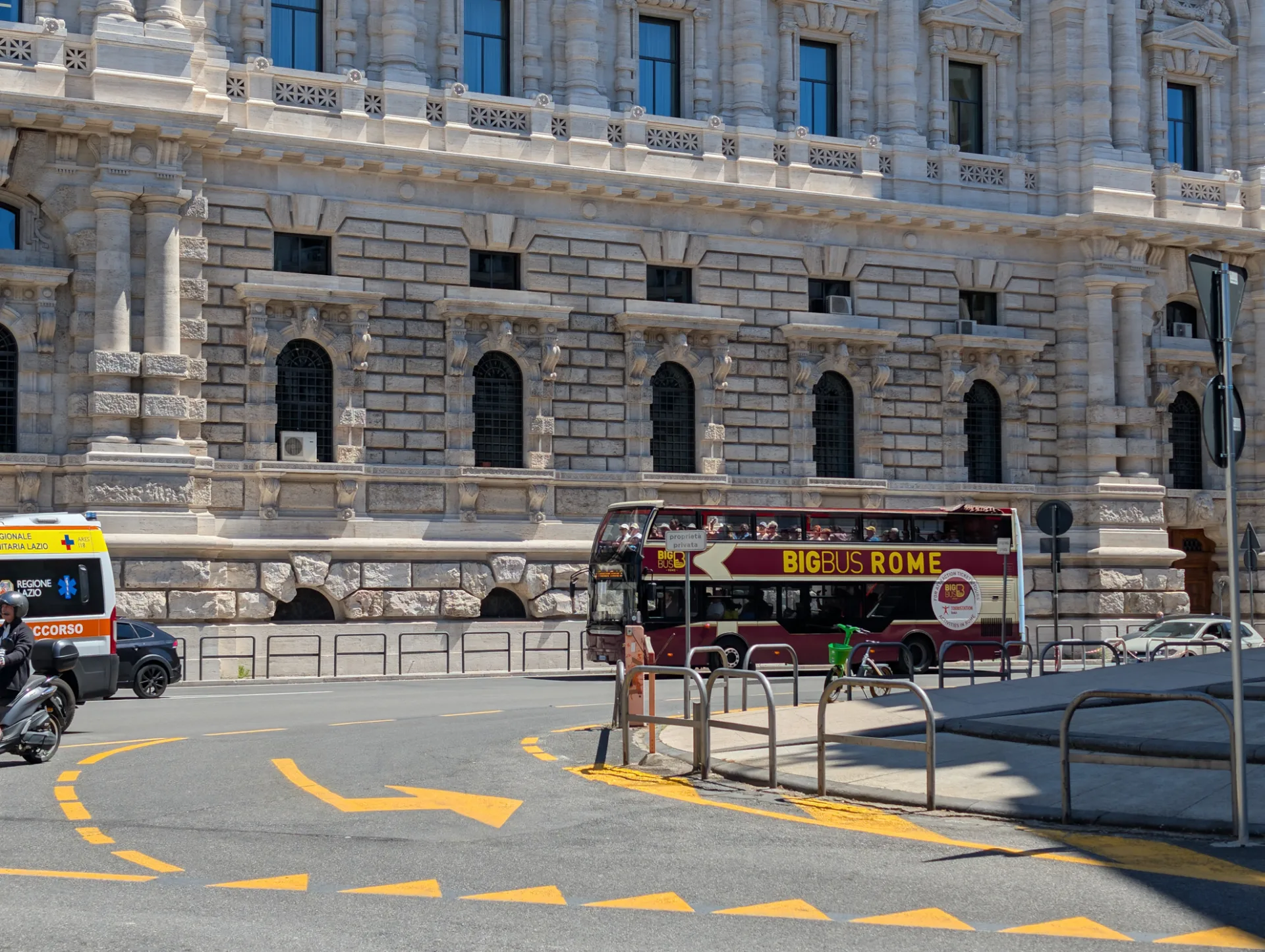 Klassizistisches Justizpalast-Quartier, Big Bus Rome quert das Bild