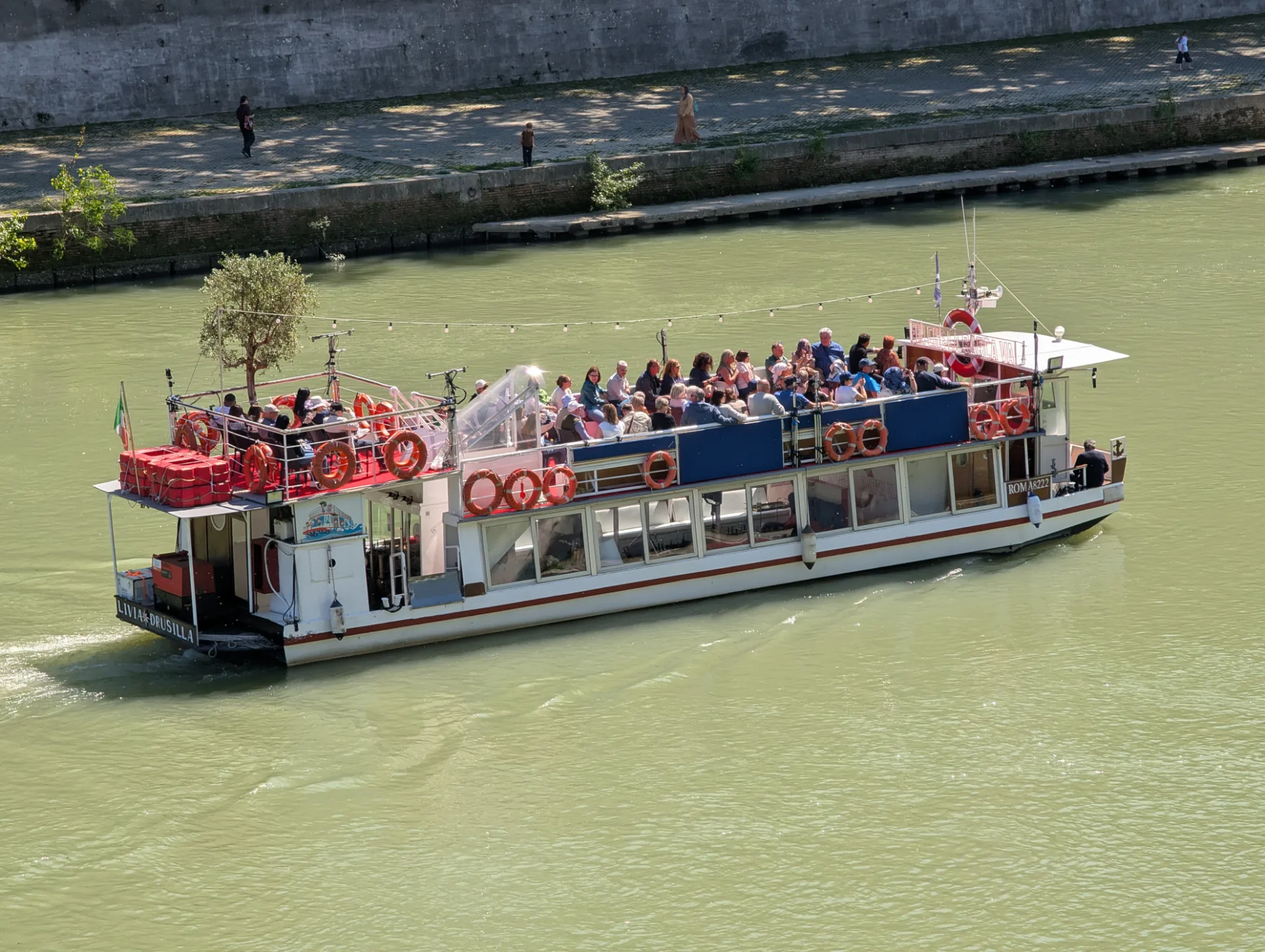Ausflugsboot auf dem Tiber