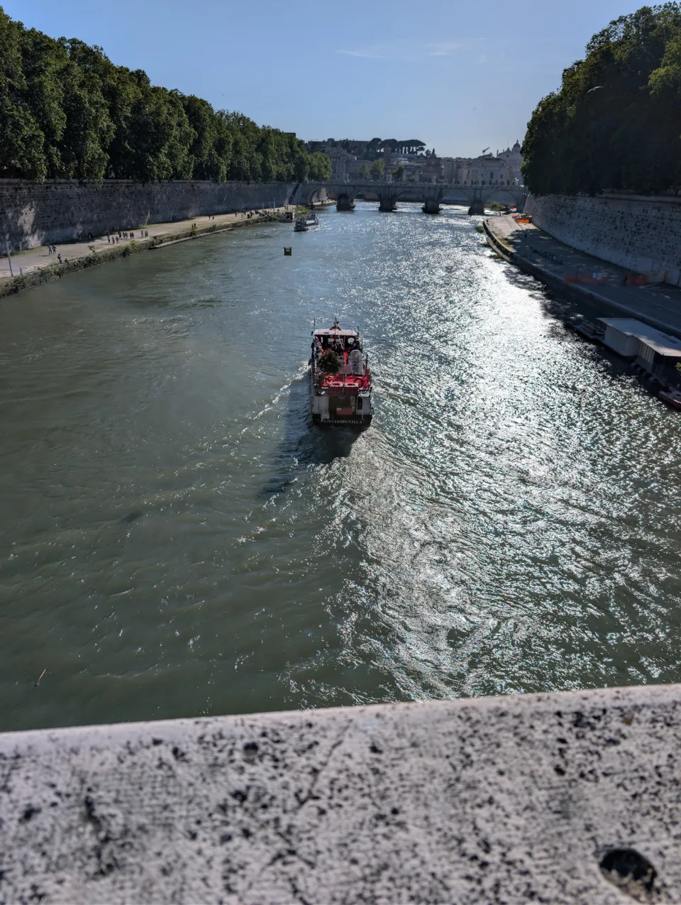 Ein Schiff auf dem Tiber im Mittagslicht