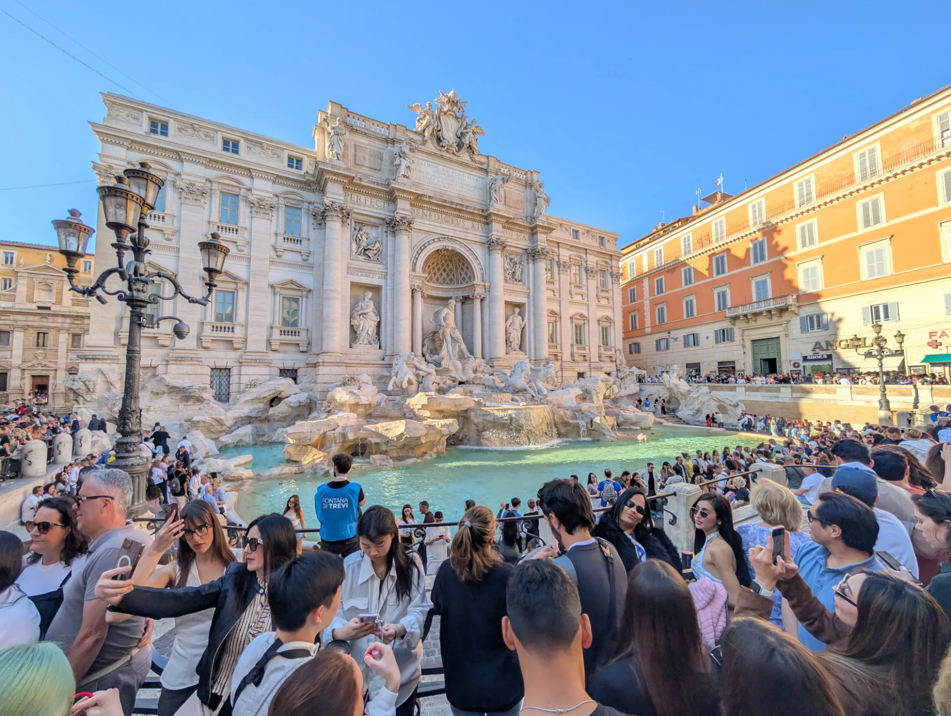 Trevi-Brunnen am späten Nachmittag — die Wahrheit: ohne Menschenmassen geht es nicht