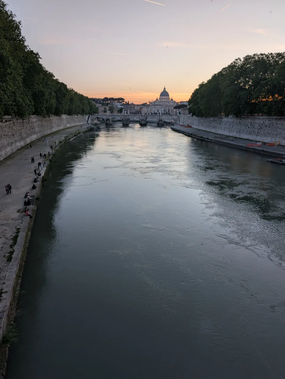 Tiber im Abendlicht — die Petersdom-Kuppel im Hintergrund