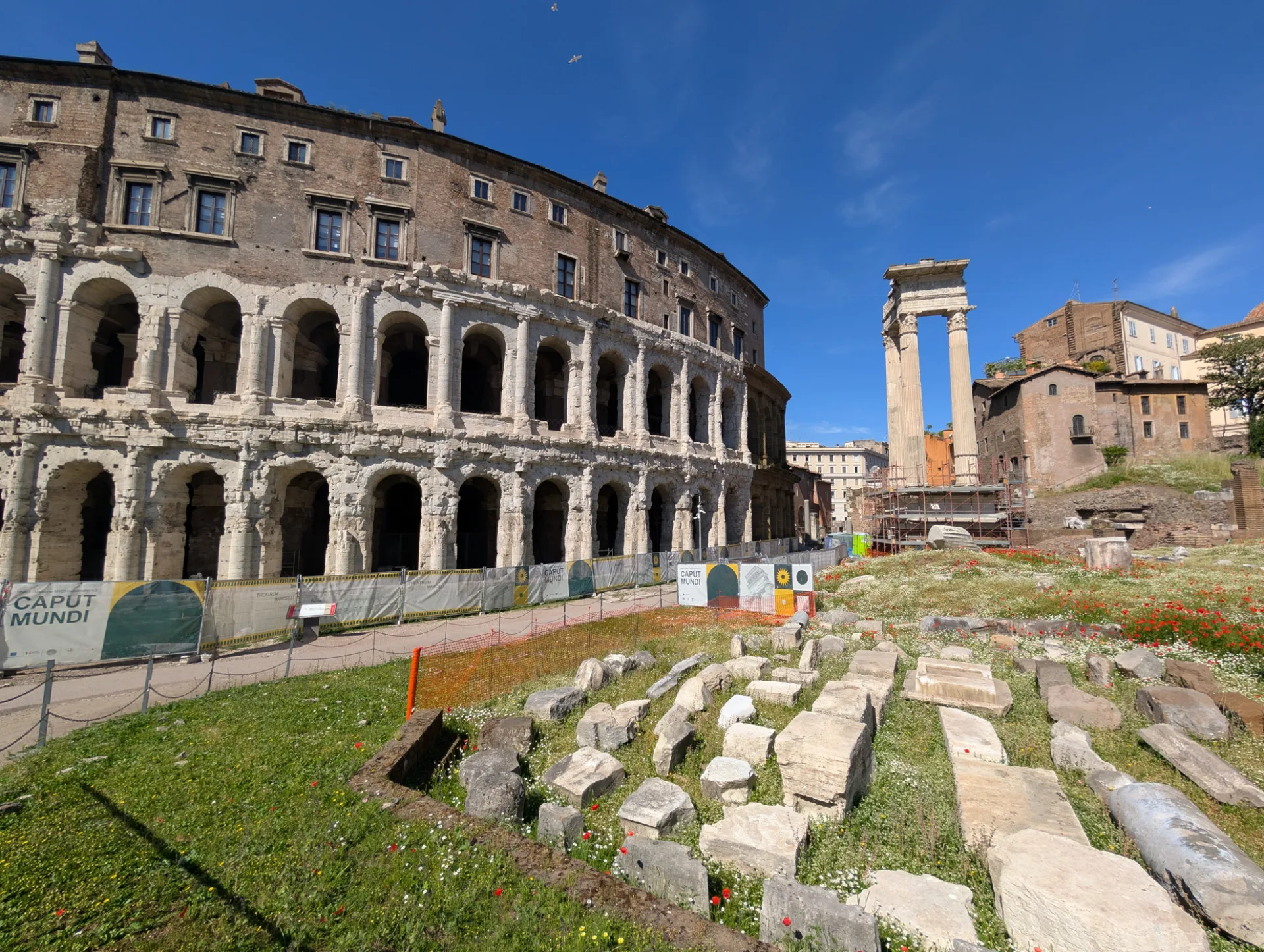 Teatro di Marcello mit antiken Säulenresten — ein römisches Theater aus der Zeit des Augustus