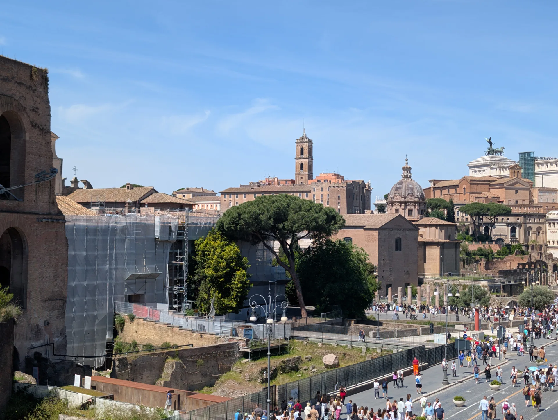 Blick aufs Forum Romanum, das Vittoriano am Horizont