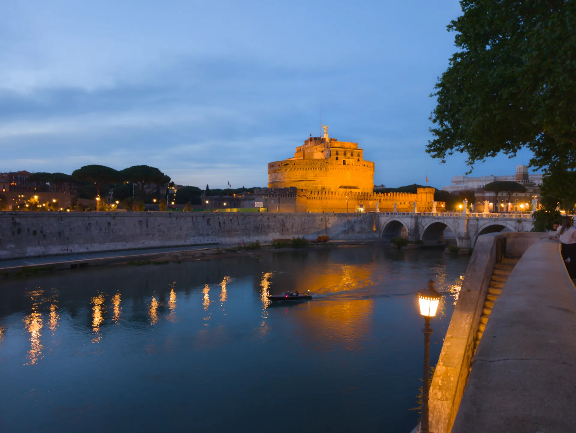 Engelsburg im Abendlicht, gespiegelt im Tiber