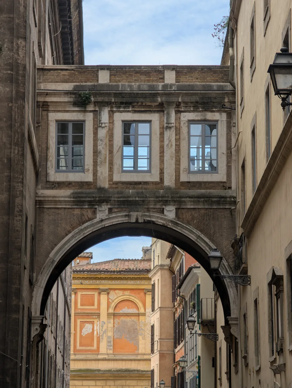 Versteckter Renaissance-Bogen in einer Innenstadt-Gasse
