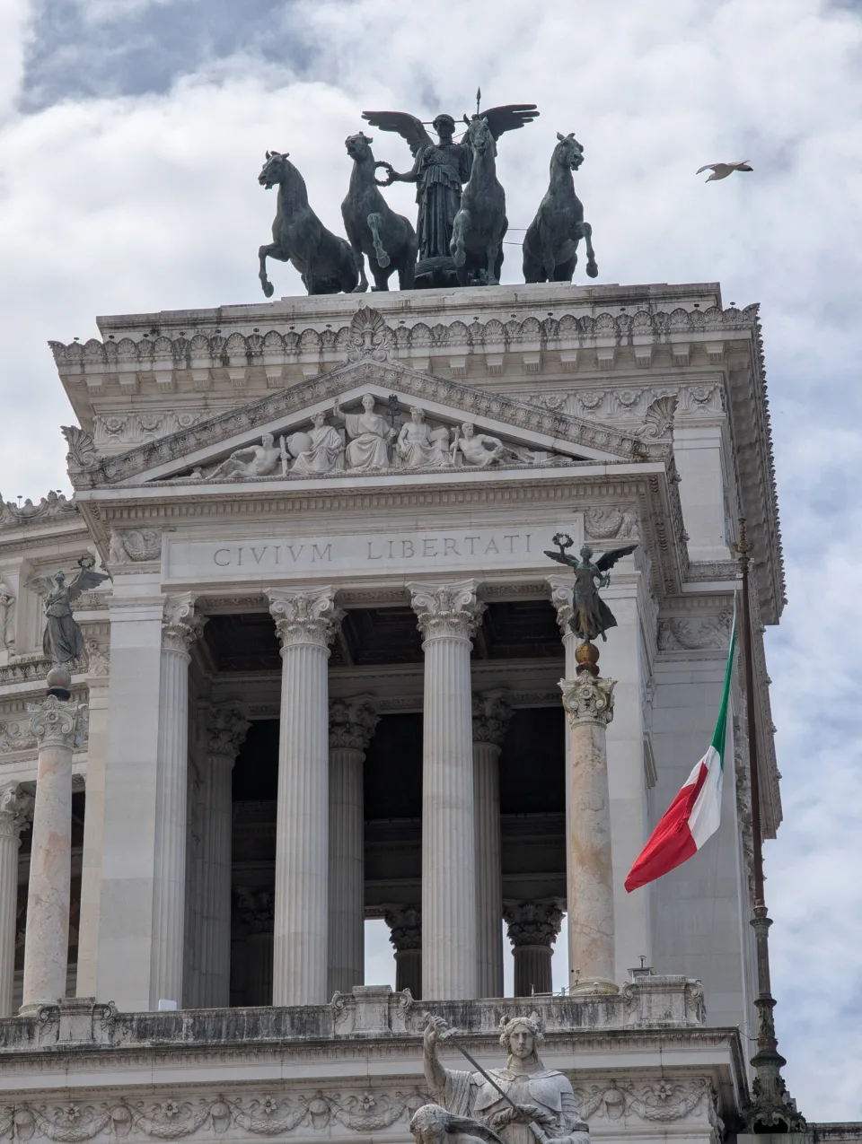 Vittoriano — Civium Libertati und die geflügelte Quadriga über den Säulen