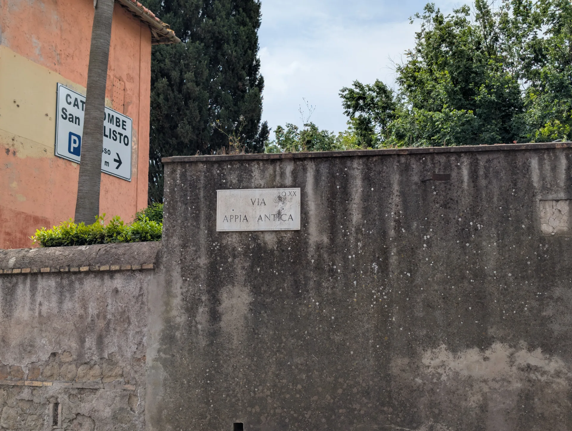 Wegweiser zu den Katakomben — der Übergang zur Via Appia Antica
