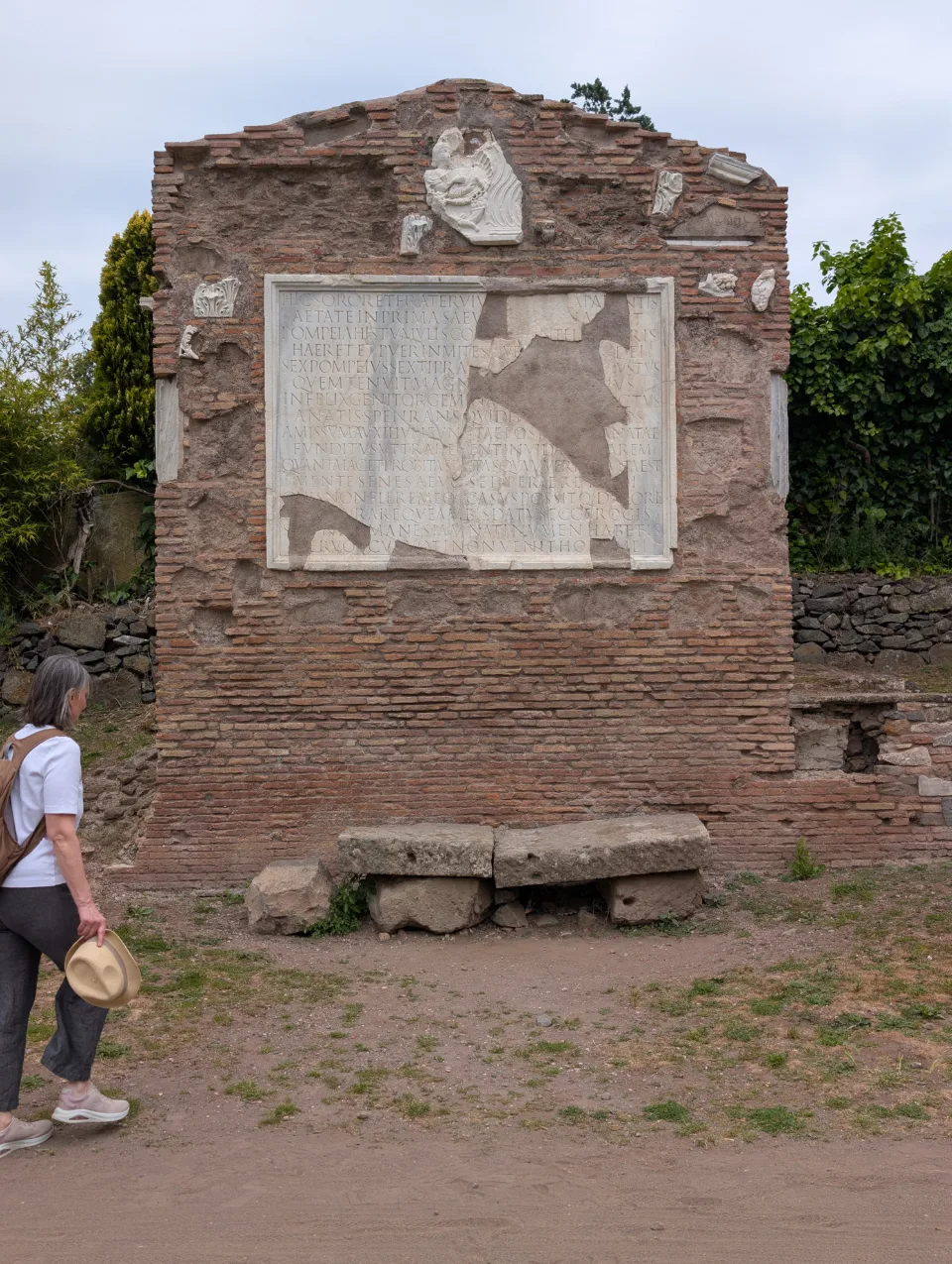 Antikes Grabmonument mit Marmortafel