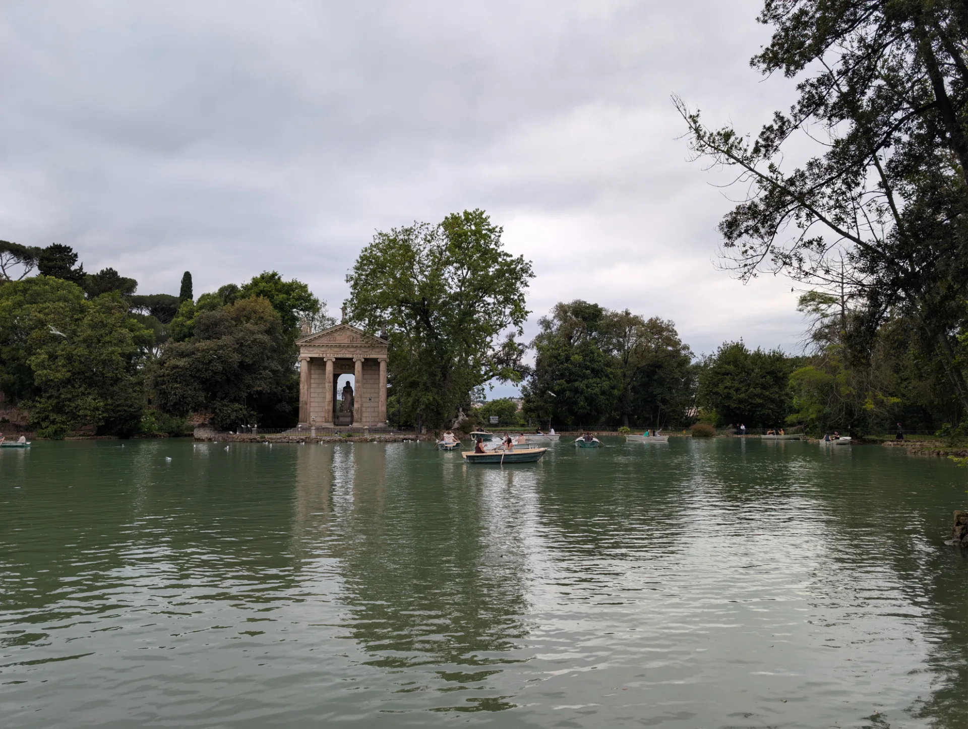 Der Tempietto di Esculapio auf dem See der Villa Borghese