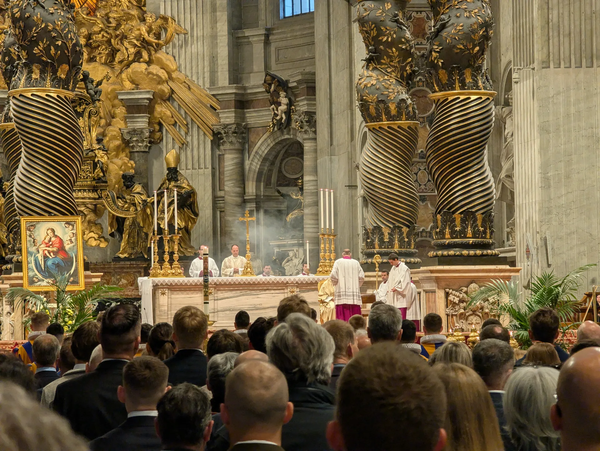 Berninis Cathedra Petri während der Frühmesse