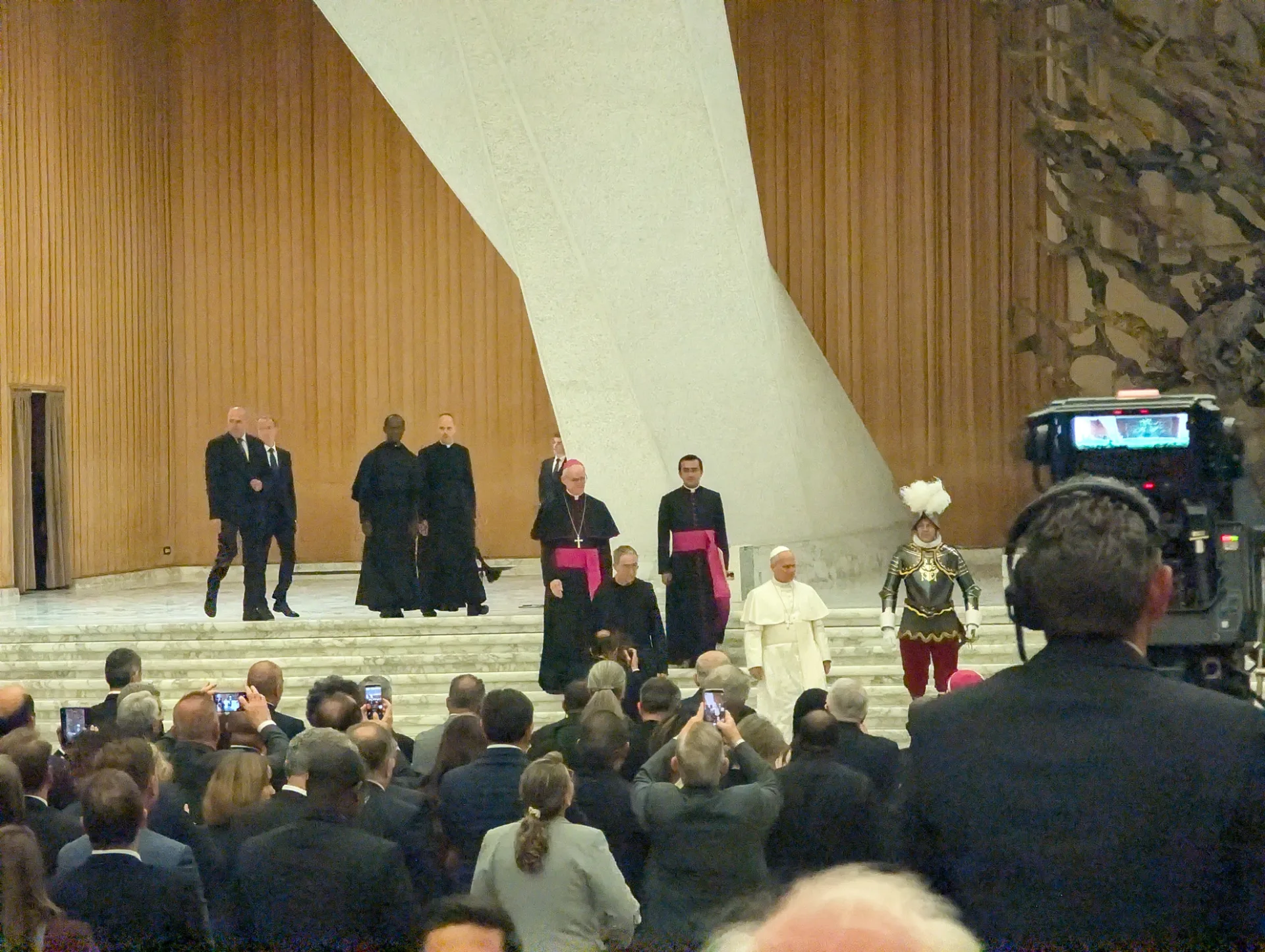Der Papst mit anderen Würdenträgern auf der Bühne, ein Schweizergardist daneben — der Moment der Vereidigung