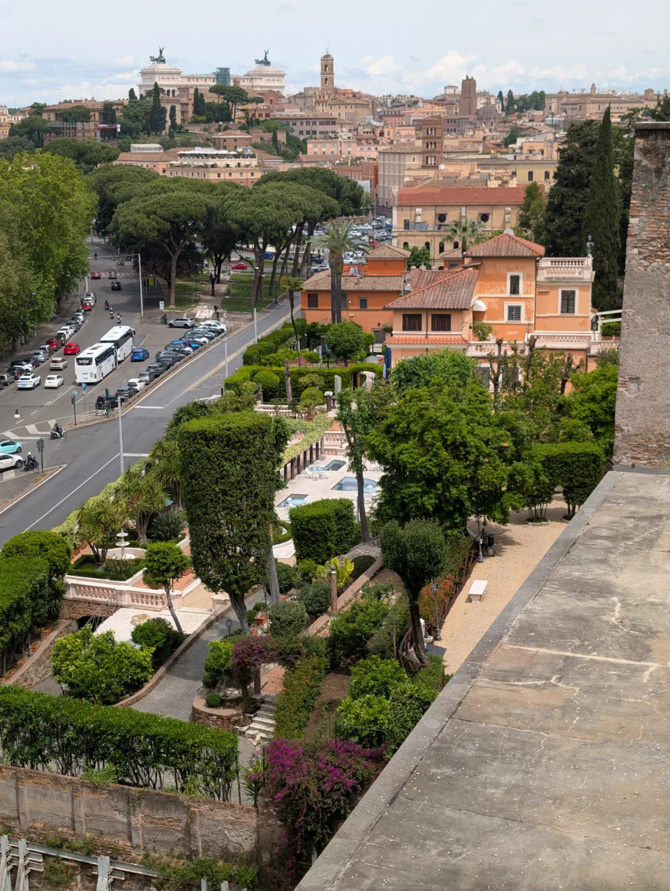 Blick vom Aventin über das alte Rom — das Vittoriano am Horizont
