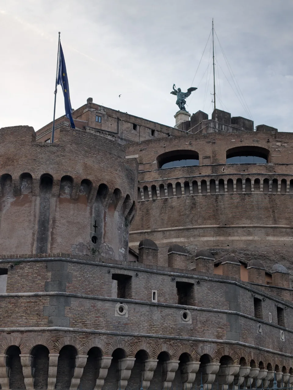 Engelsburg von vorn mit Engelsstatue und EU-Flagge