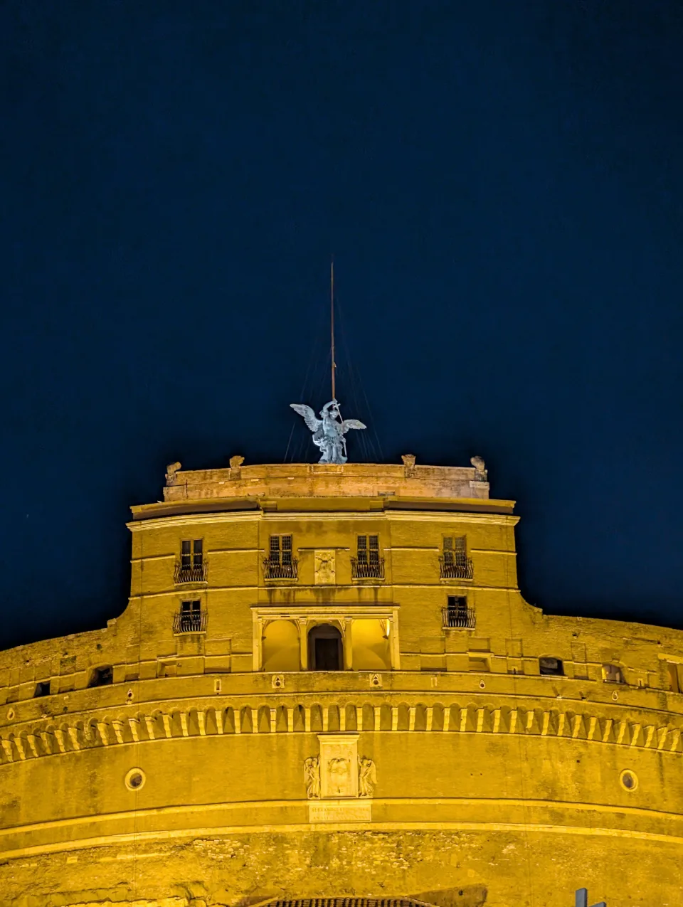 Engelsburg bei Nacht, golden ausgeleuchtet