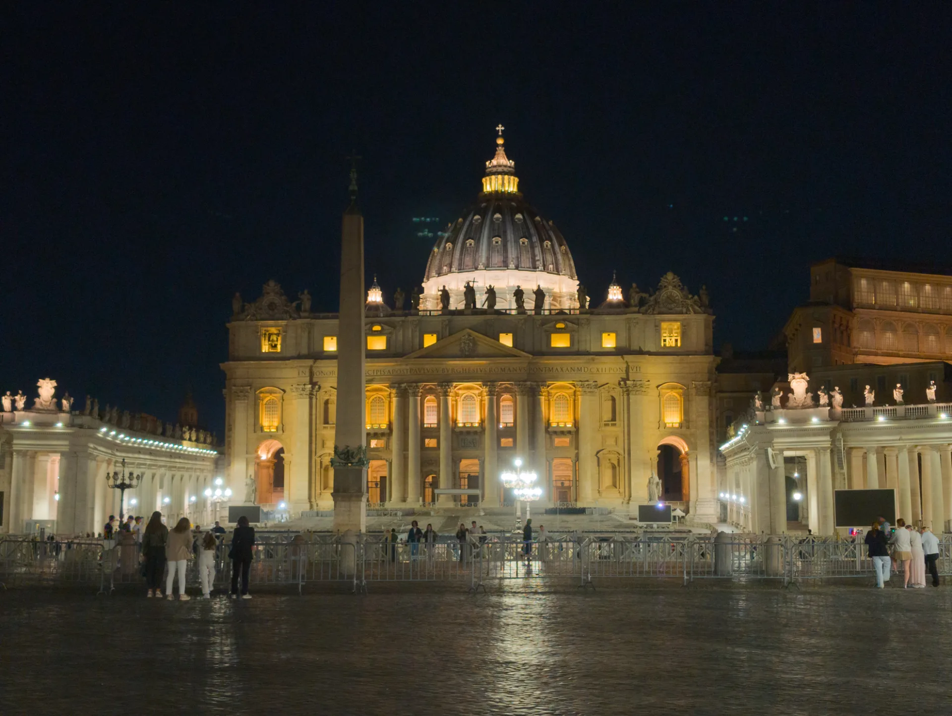 Petersdom bei Nacht — der letzte Abend in Rom