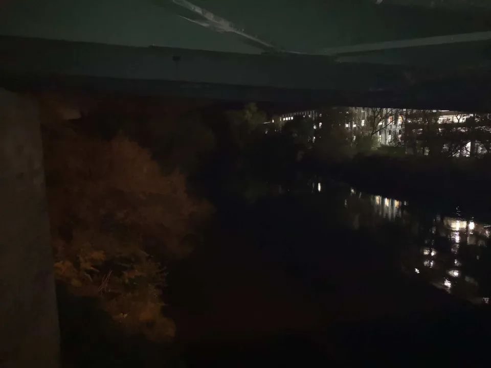 Aufbruch im Dunkeln, kurz nach halb sieben: Die ersten Lichter spiegeln sich in der Ruhr — der lange Tag beginnt.
