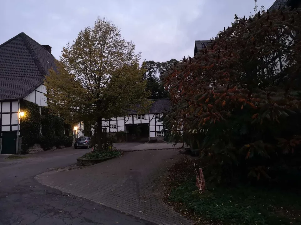 Ankunft in der Dämmerung: die erleuchteten Fenster eines Fachwerkhauses, der Tag ist geschafft.