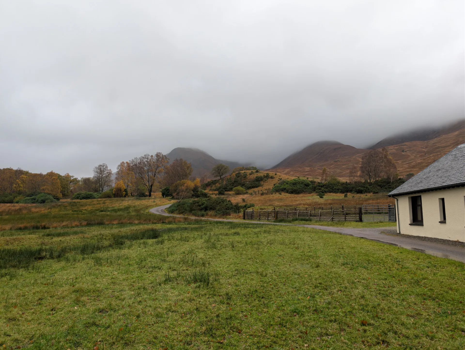 Einsames Cottage am Trail-Rand, Berghänge im Wolkenmantel