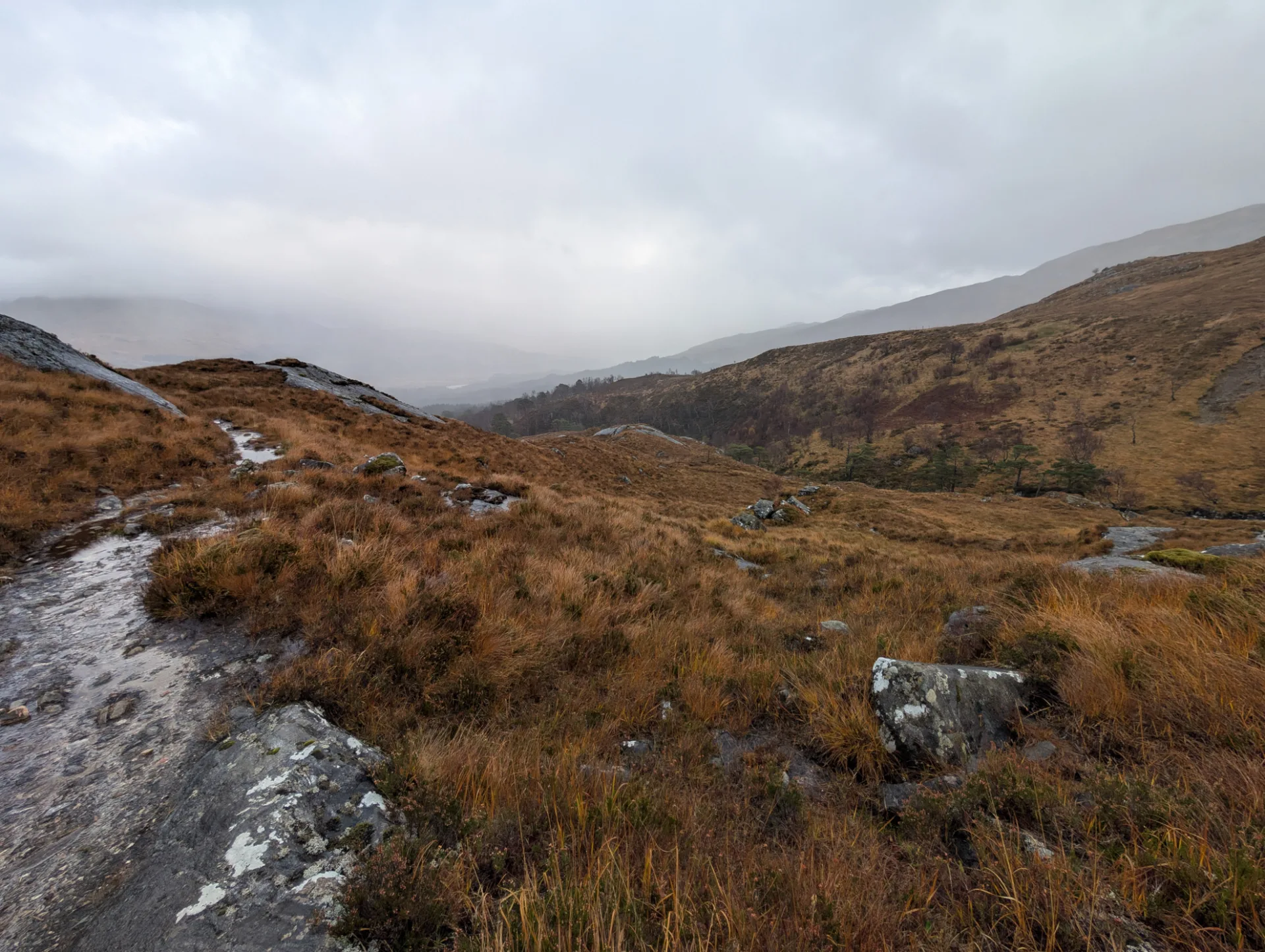 Pfad zwischen Felsen, weiter Talblick — wieder bergab Richtung Glenfinnan