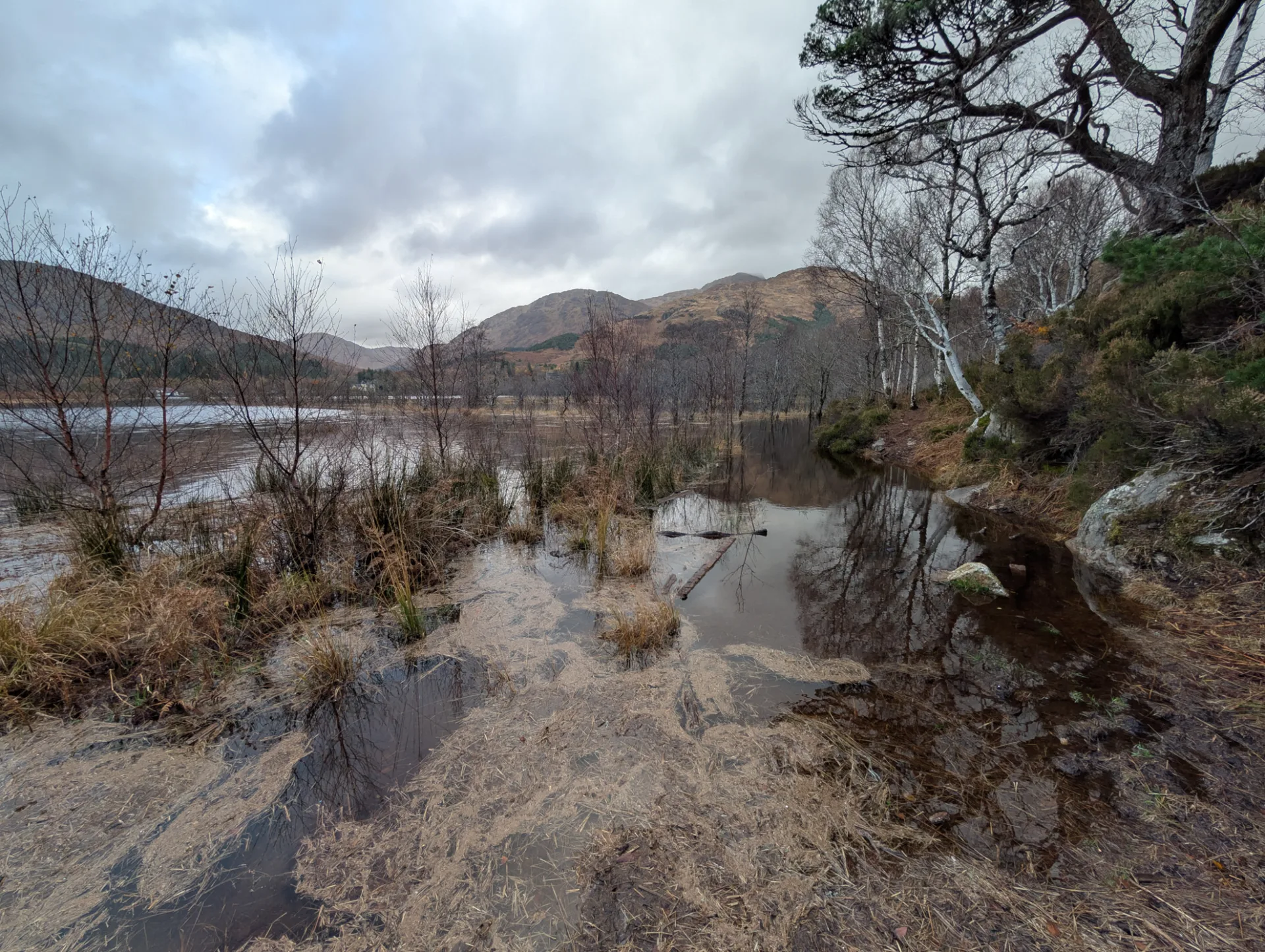 Loch im Glenfinnan-Tal, der Pfad führt direkt am Ufer entlang