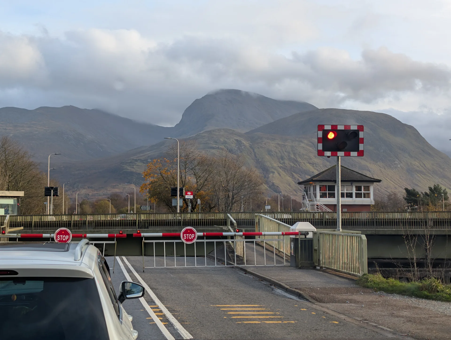 Bahnübergang bei Fort William, dahinter Ben Nevis — zurück in der Zivilisation