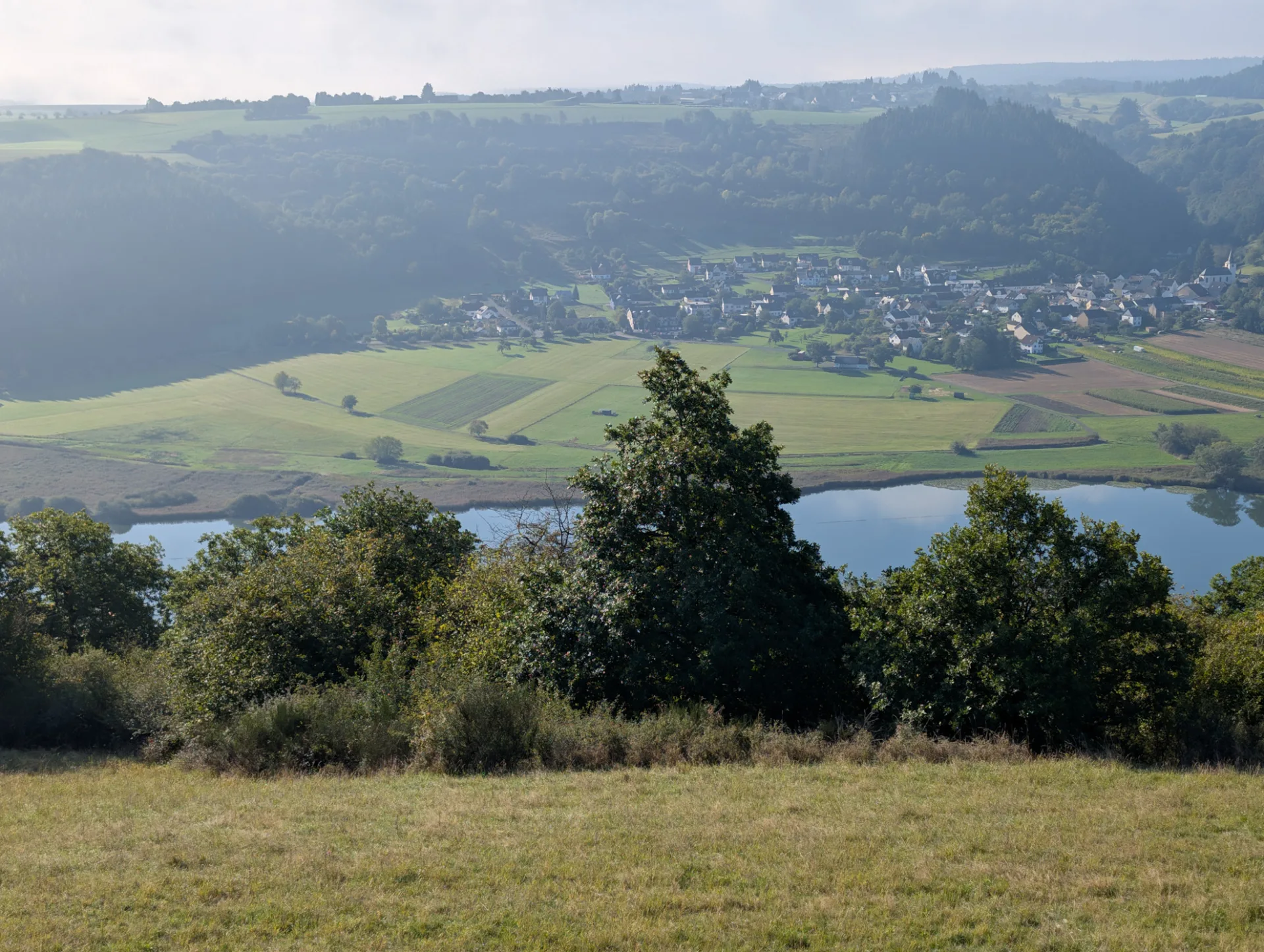 Blick zurück auf Meerfeld und das Maar