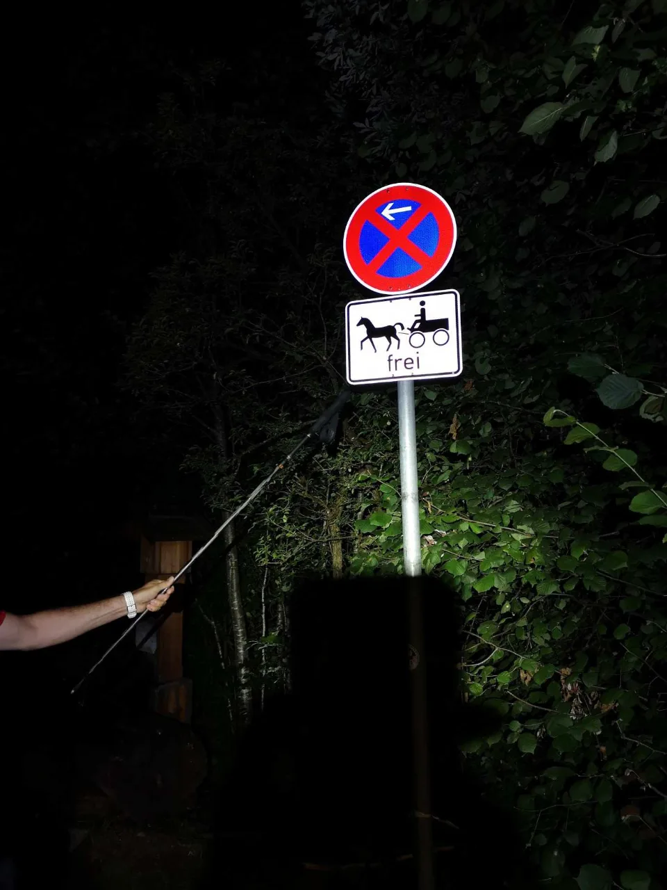 Start im Dunkeln, kurz nach vier: der Wegweiser am Ortsrand von Garmisch-Partenkirchen.