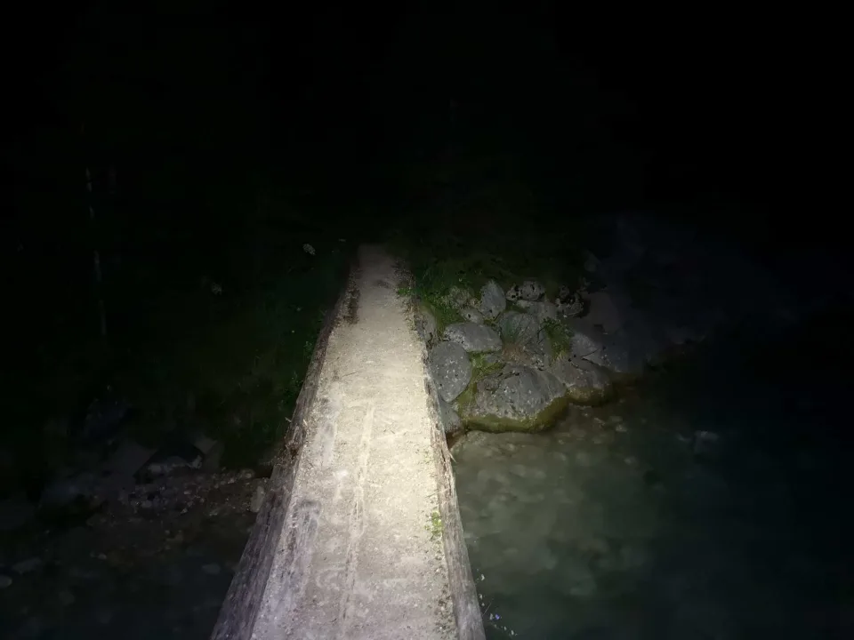 Taleinwärts im Reintal — der Weg nur so weit sichtbar, wie die Stirnlampe reicht.