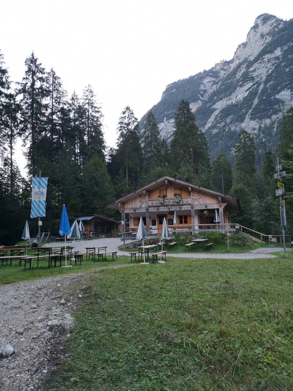 Die Bockhütte (1.052 m) im Morgenlicht, dahinter die Wettersteinwände.