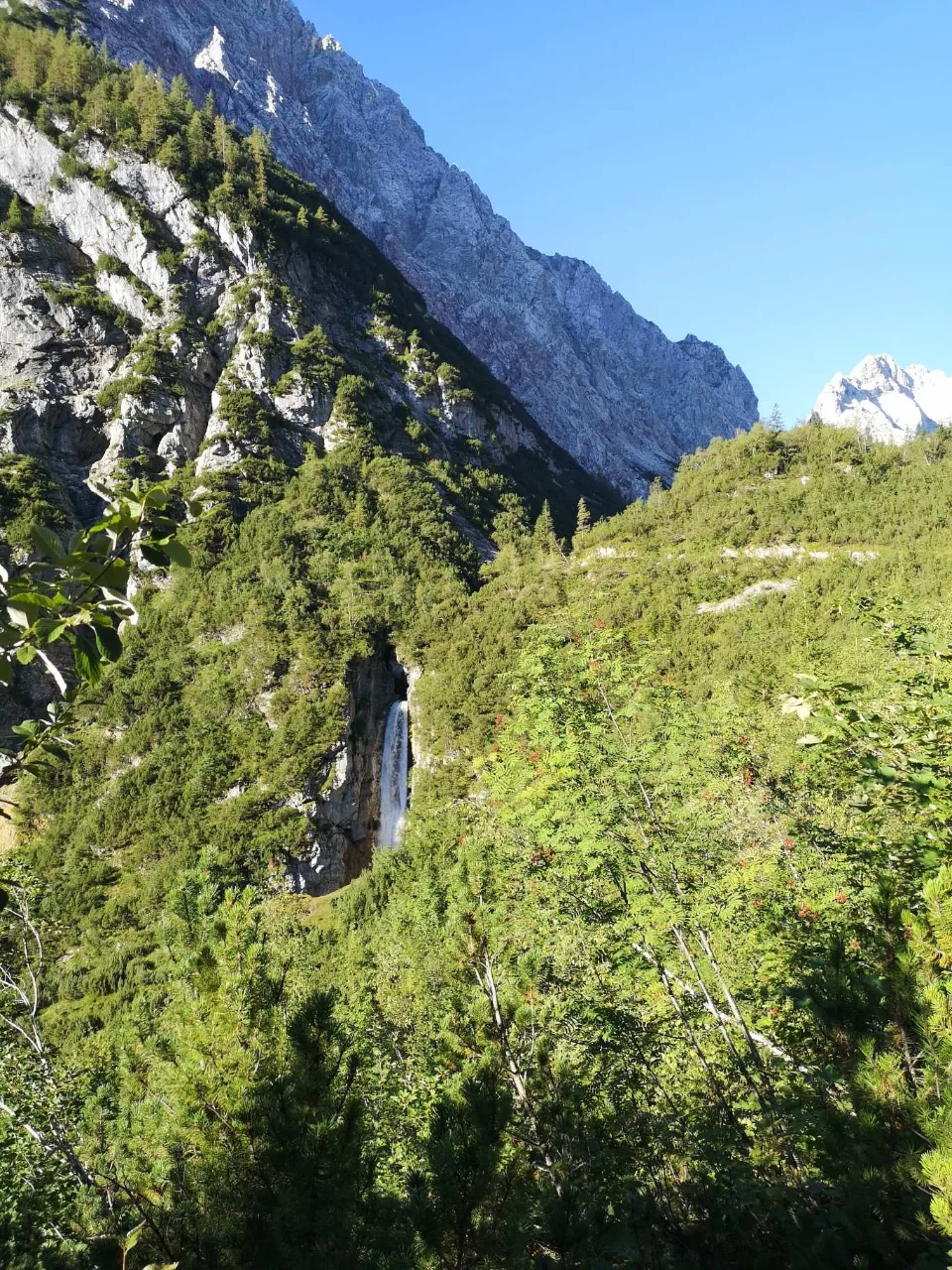Das Tal öffnet sich, voraus die Felswände des Zugspitzmassivs.