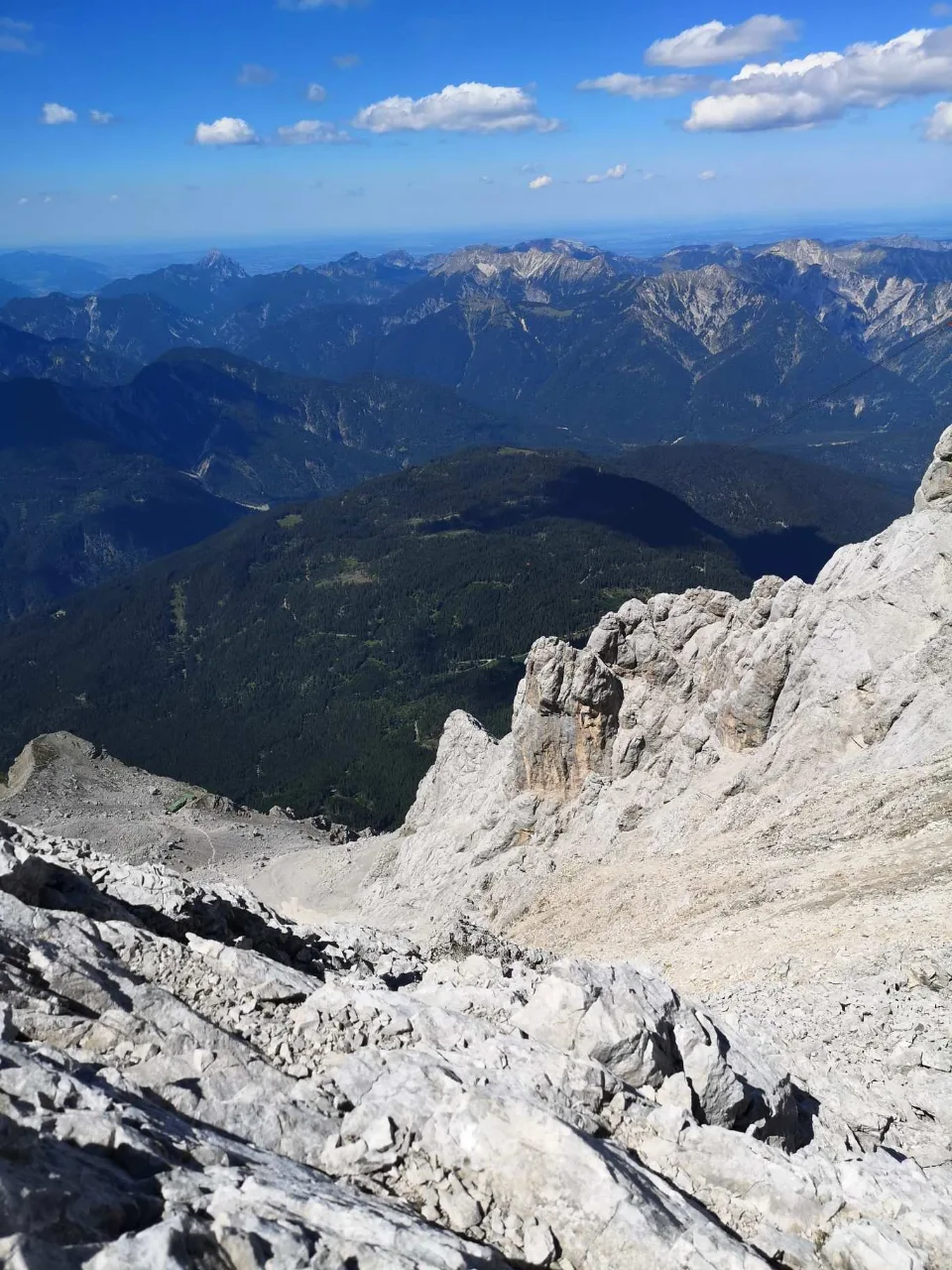 Tiefblick vom Gipfelaufbau hinunter ins Tal.